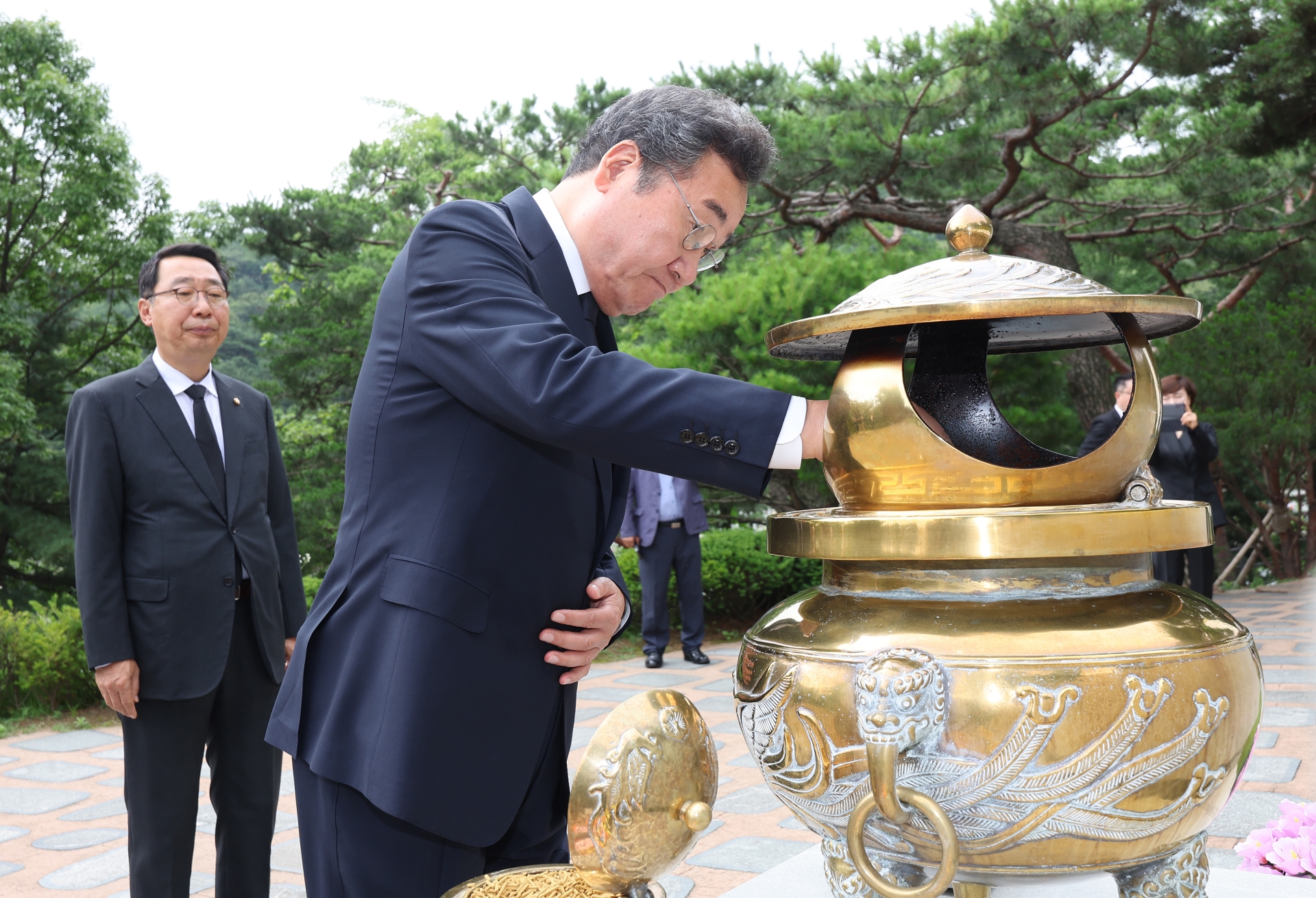 Lee Nak-yeon Visits Tomb of Former President Kim Dae-jung: Democratic Party’s Former Leader’s Return to Korea and Political Plans