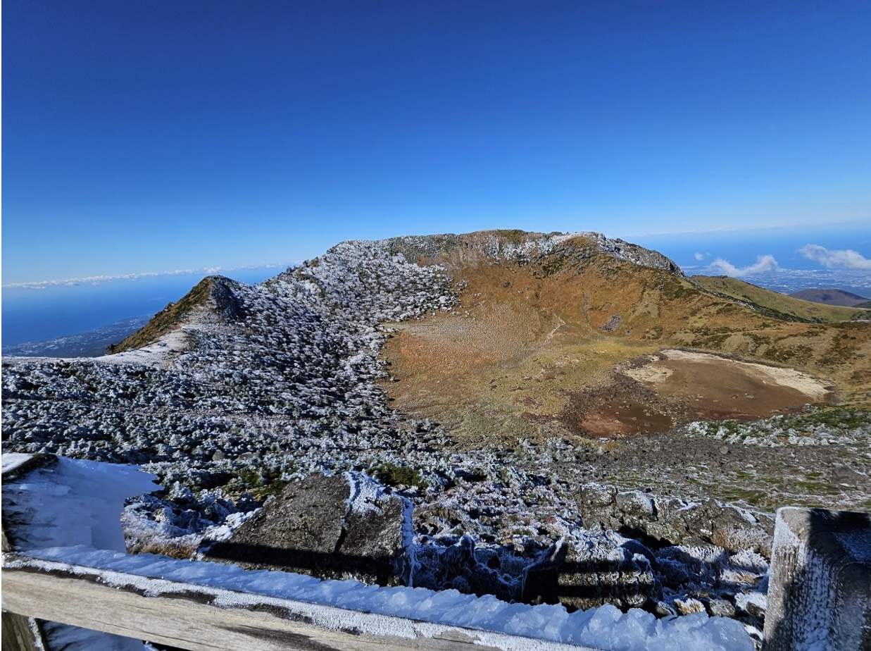 First Frost Formation in Fall 2022: Sanggo University’s Baeknokdam on Hallasan Mountain