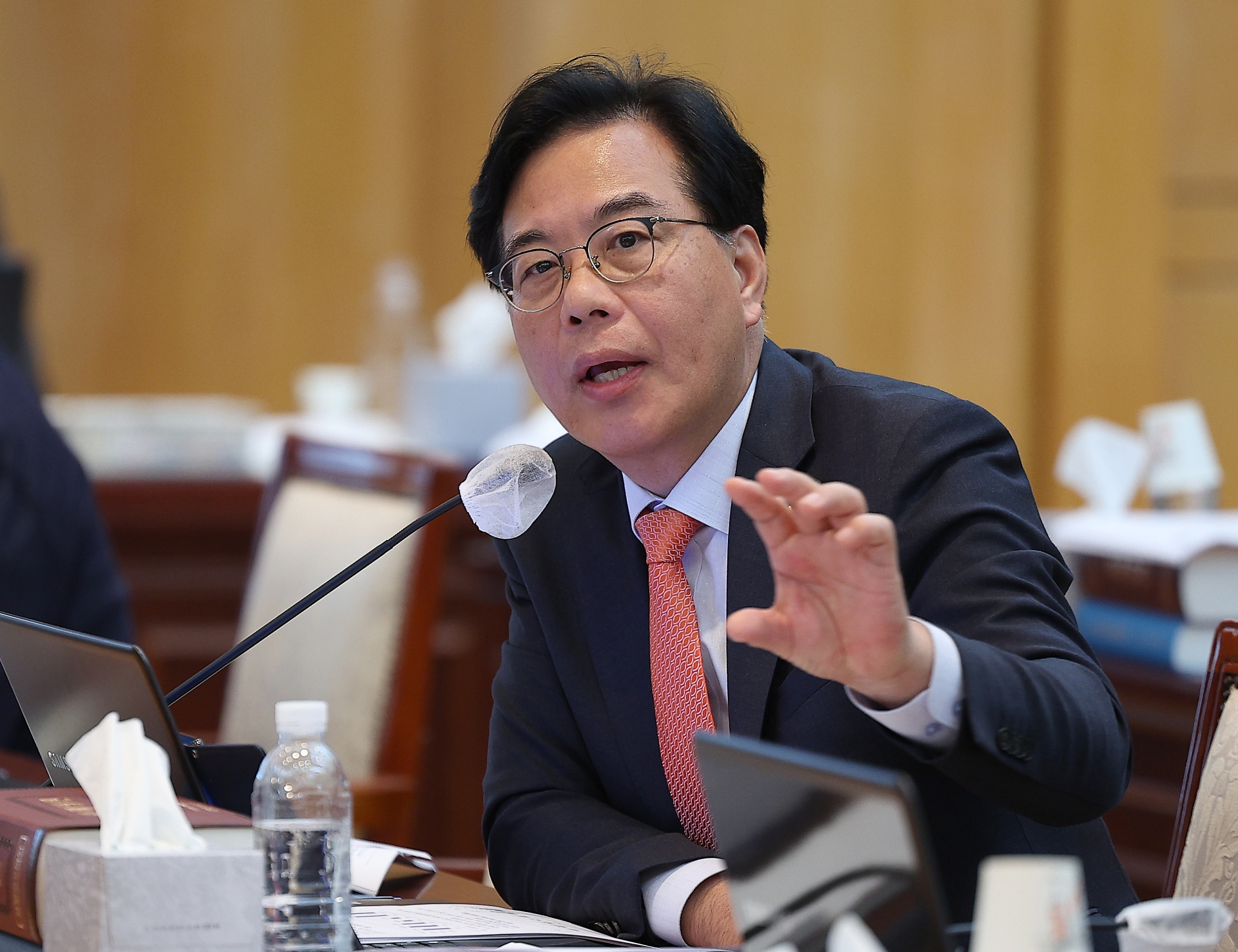 Controversy Surrounding Rep. Song Eon-seok’s ‘Slamming Short Sellers’: People Power Party’s Election Tactics Revealed?